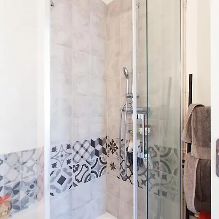 Superb Bright Apt With Patio דירה